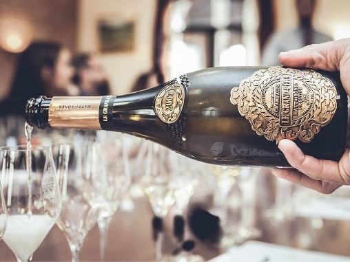 Rượu vang ra đời năm nào? Lịch sử rượu vang Pháp