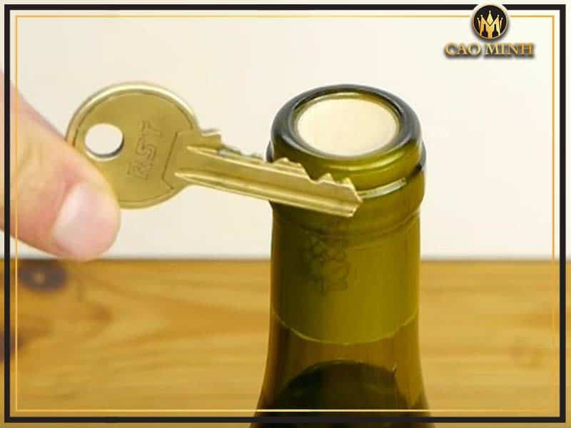 Cách mở rượu vang bằng chìa khóa