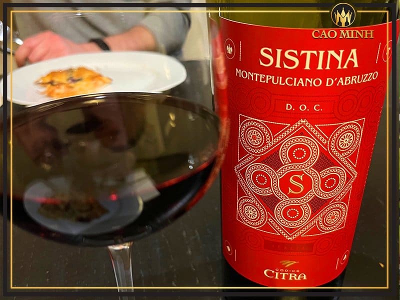 Rượu vang Ý Sistina Montepulciano d’Abruzzo D.O.C sở hữu màu đỏ đậm sang trọng