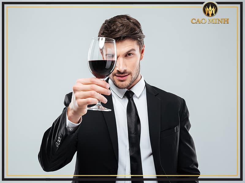 Cầm ly rượu vang đúng cách thể hiện đẳng cấp của người thưởng thức