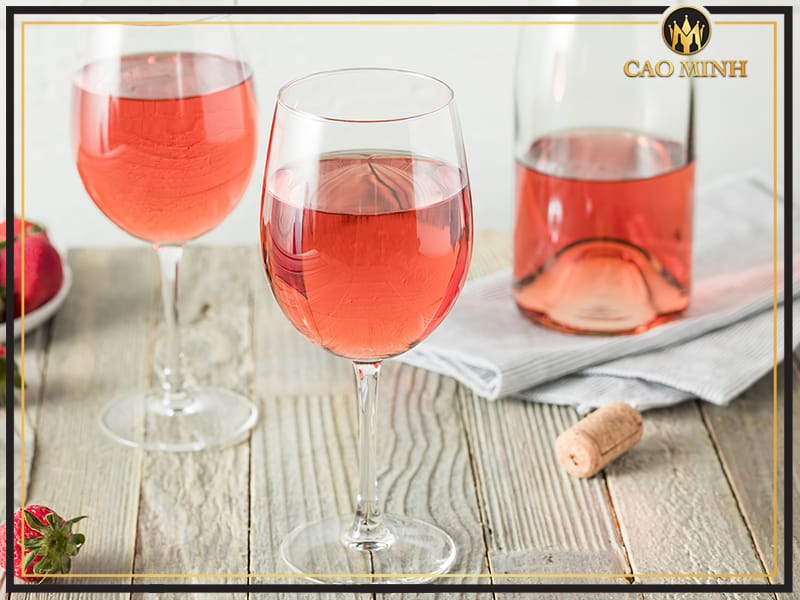 Ly vang hồng thường là loại có thiết kế gần giống ly vang đỏ