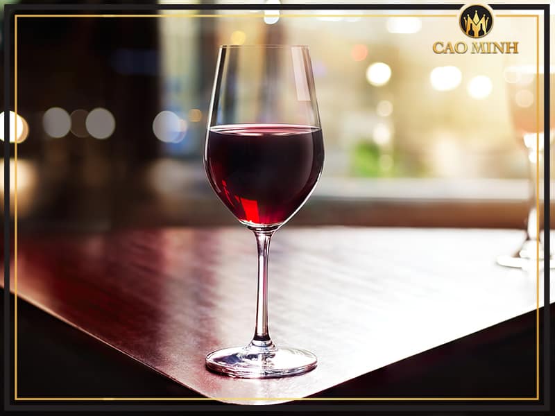 Kích thước ly rượu vang đỏ phổ biến nhất là 205ml