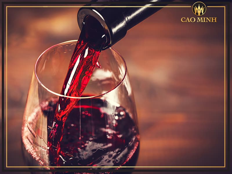 Màu rượu vang đỏ được làm từ nhiều giống nho khác nhau, nho đỏ hoặc đen