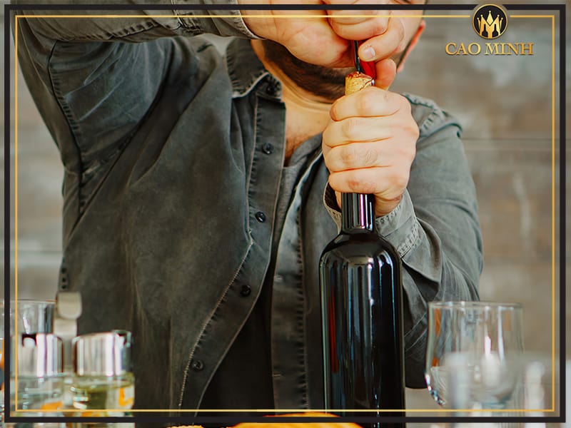 Nguyên tắc đầu tiên để bảo vệ hương vị chai vang là đóng nút đúng cách
