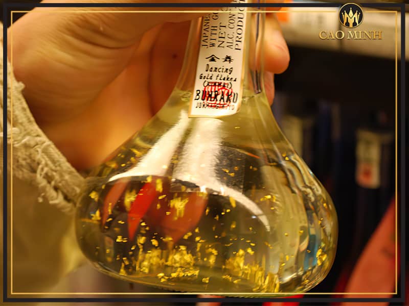 Những vảy vàng “siêu mỏng” giúp chai rượu thêm bắt mắt và sang trọng hơn