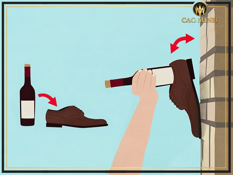 Khui rượu vang không cần đồ khui với đôi giày của bạn