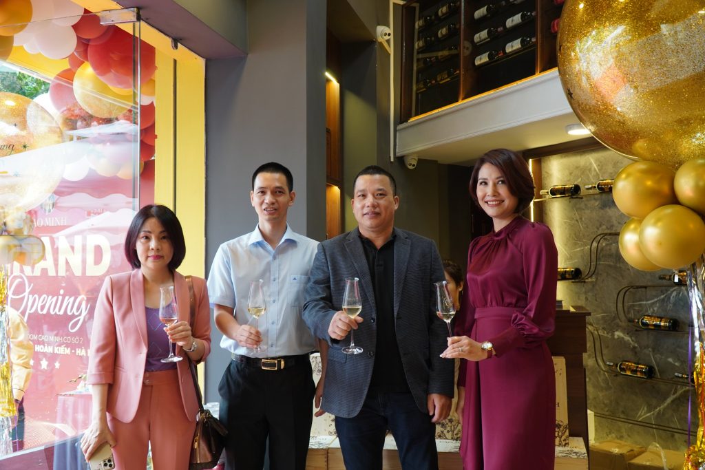 Đến với Rượu vang Cao Minh, bạn có thể đắm mình trong không gian sang trọng đậm chất Pháp, giao lưu cùng những người bạn tâm giao xoay quanh câu chuyện về rượu vang và đặc biệt là mở rộng mối quan hệ trong giới kinh doanh.