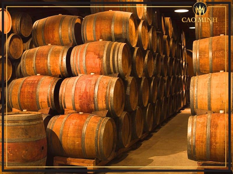 Rượu vang được ủ trong những thùng gỗ sồi của Pháp