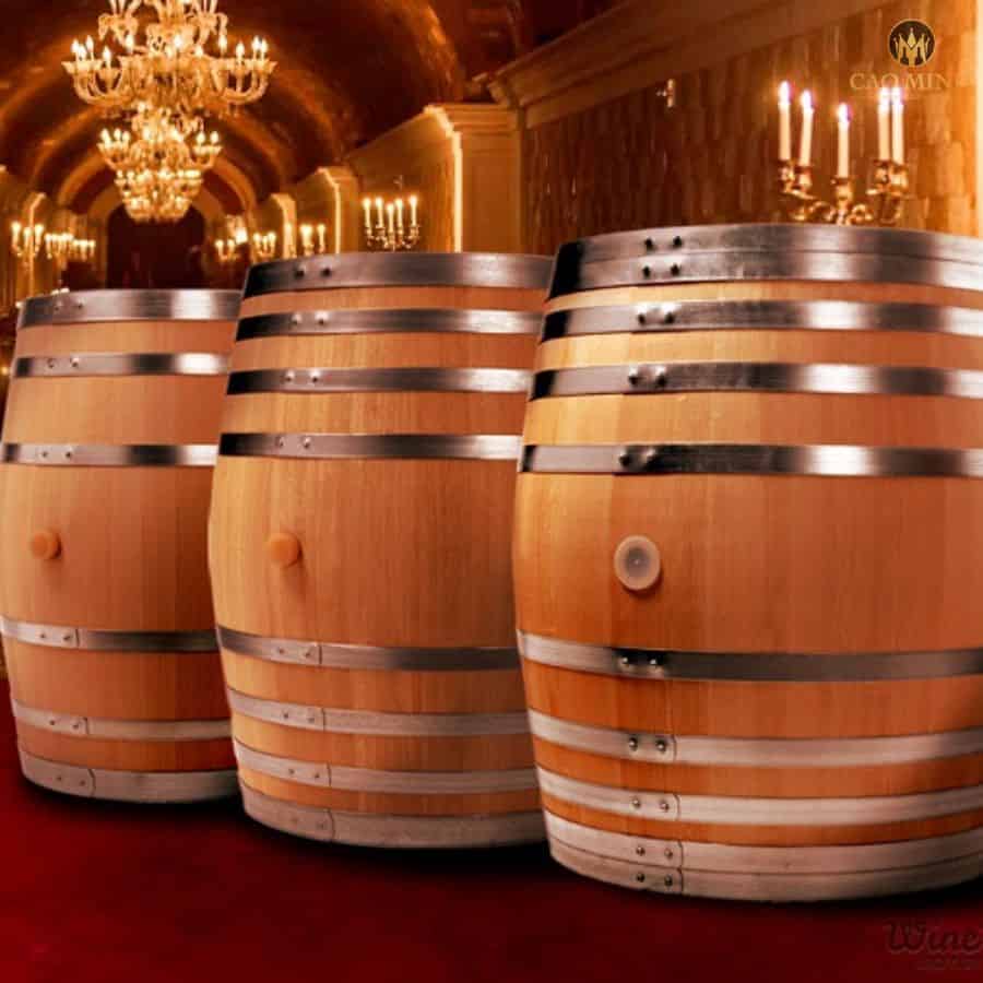 Rất nhiều thùng gỗ sồi được sử dụng để ủ rượu Whisky