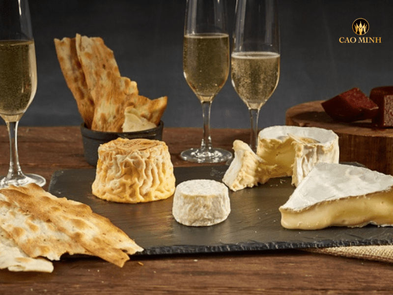 Rượu vang Champagne và phomai Brie