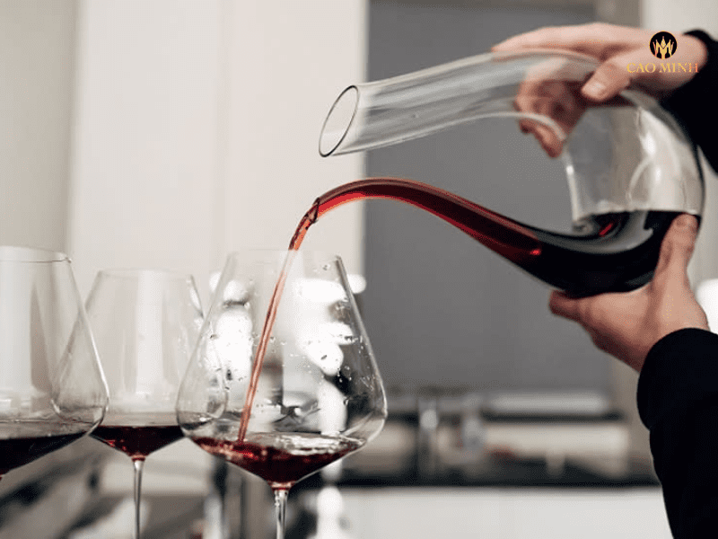 Cho rượu vang được thở cũng là cách để uống rượu vang đúng cách