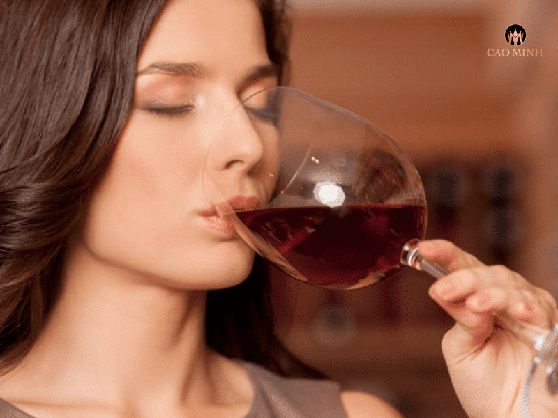 Thưởng thức rượu vang một cách từ từ, chậm rãi
