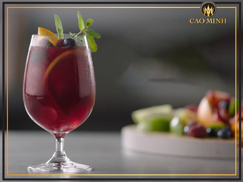 Cocktail rượu vang là đồ uống với thành phần rượu vang kết hợp với trái cây và các nguyên liệu khác 
