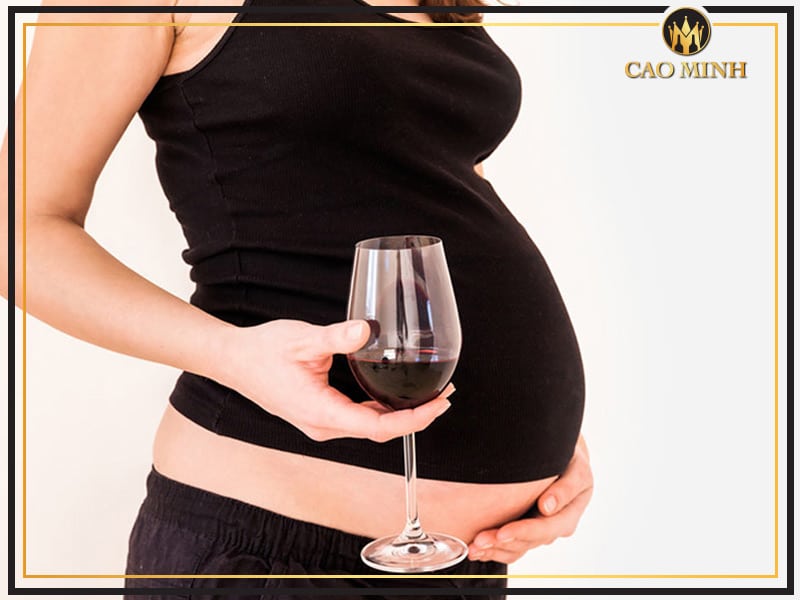 Mẹ bầu chỉ nên sử dụng rượu vang với hàm lượng vừa phải