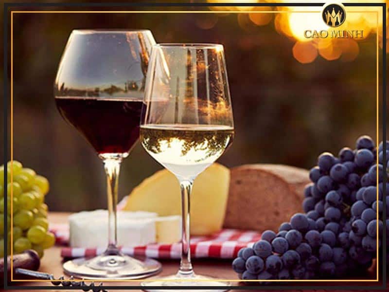 Hương vị và quy trình làm rượu là sự khác biệt lớn nhất giữa vang trắng và vang đỏ