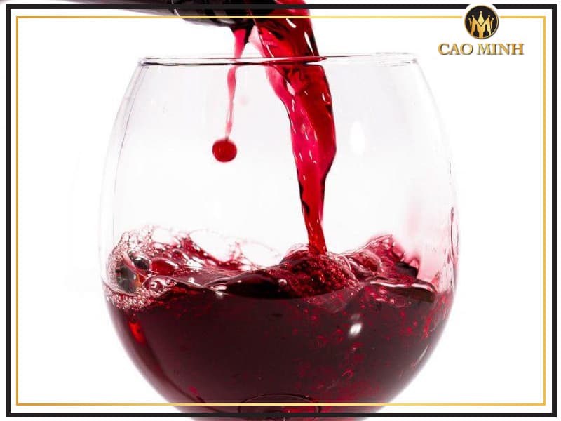 Uống rượu vang với hàm lượng vừa phải có thể phòng ngừa các bệnh lý về tim mạch 