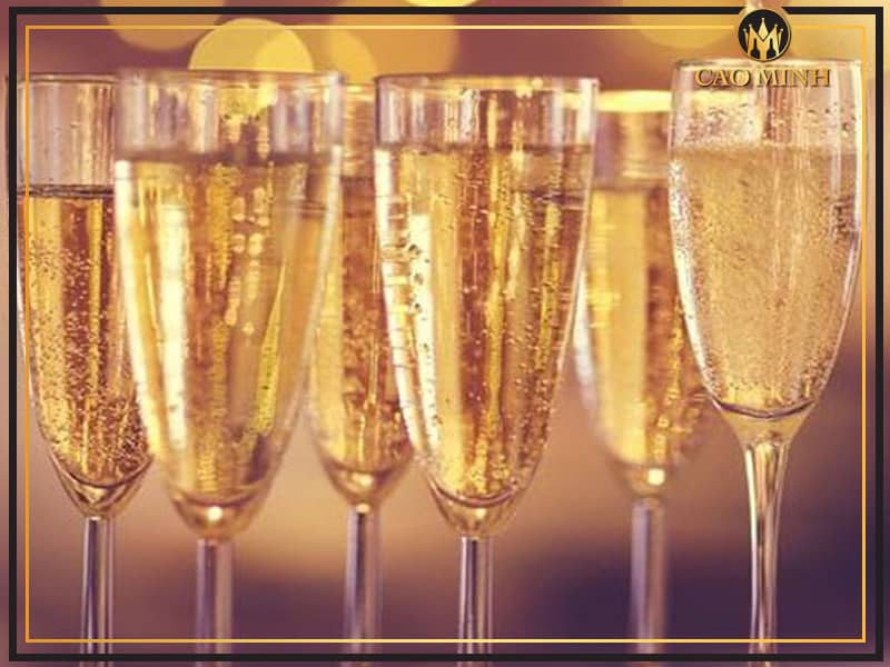 Champagne là dòng vang sủi bọt có xuất xứ từ miền bắc nước Pháp 