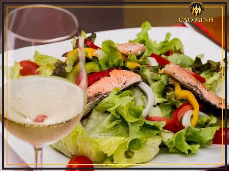 Rượu vang trắng và Salad cá ngừ cho món ăn khai vị