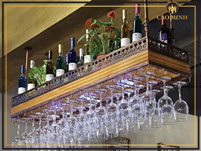 Sử dụng giá treo ly rượu vang quầy bar sẽ giúp tiết kiệm diện tích, tạo được điểm nhấn