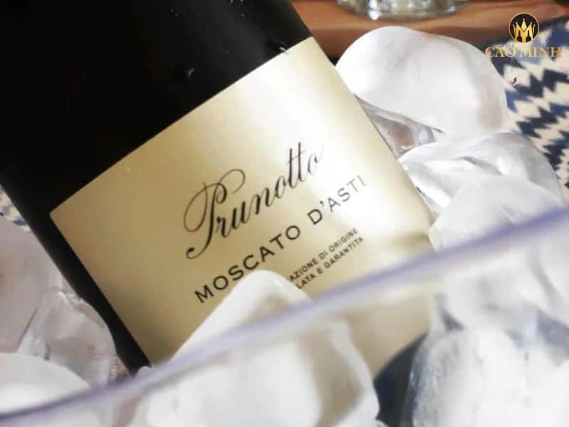Nếm thử chai rượu vang Ý Prunotto Moscato