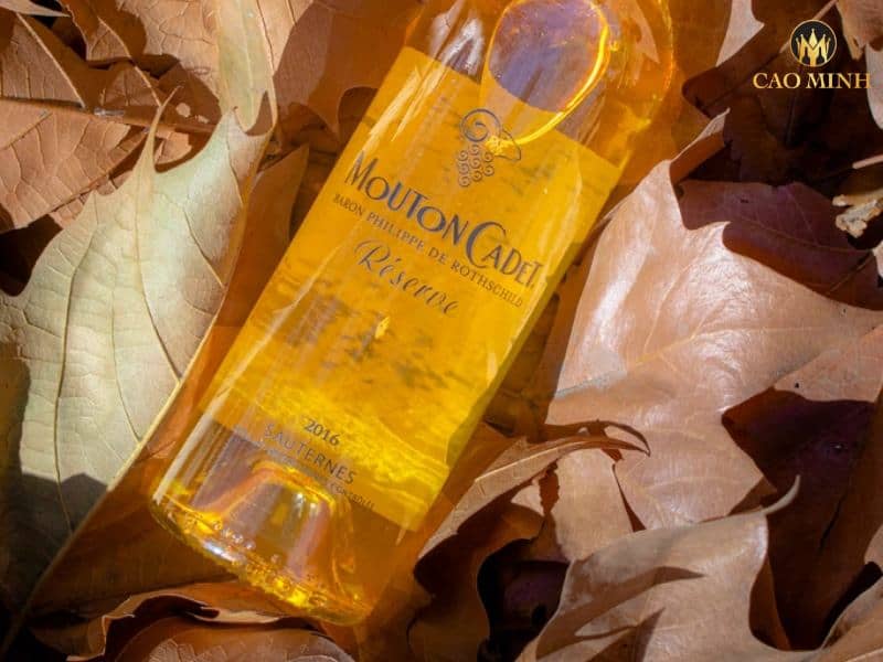 Nếm thử chai rượu vang Pháp Baron Philippe de Rothschild  Mouton Cadet Reserve Sauternes