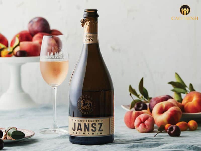 Nếm thử chai rượu vang Úc Jansz Tasmania Premium Cuvee Rose