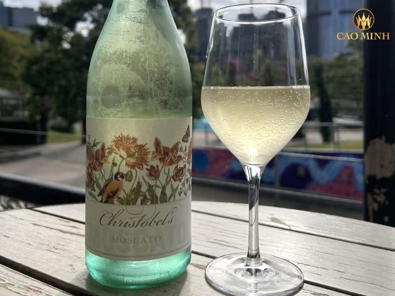 Nếm thử chai rượu vang Úc Yalumba Christobel's Moscato