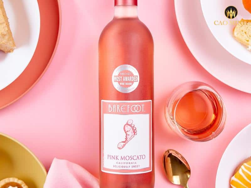 Nếm thử hương vị tuyệt vời của chai rượu vang Barefoot Pink Moscato