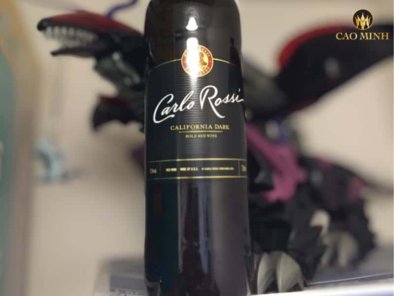 Nếm thử hương vị tuyệt vời của chai rượu vang Carlo Rossi California Dark