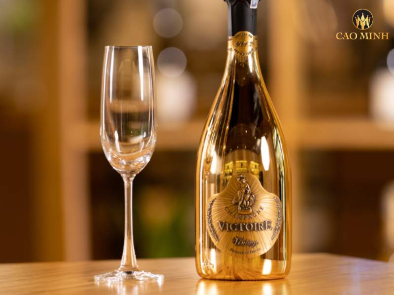 Nếm thử hương vị tuyệt vời của chai rượu vang Champagne Victoire Vintage Gold