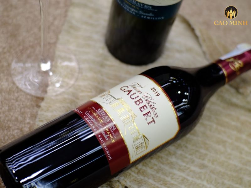 Nếm thử hương vị tuyệt vời của chai rượu vang Vieux Château Gaubert Red