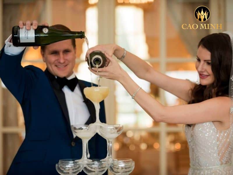 Nghi thức cắt bánh và mở rượu vang sủi trong đám cưới