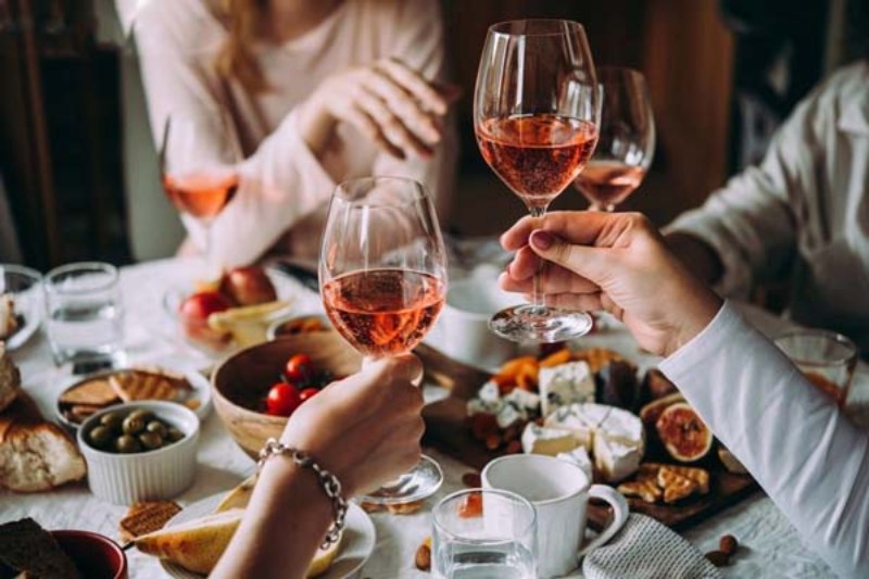 Một ly vang đỏ nhẹ nhàng không chỉ giúp bữa ăn thêm ngon miệng mà còn làm tăng trải nghiệm ẩm thực