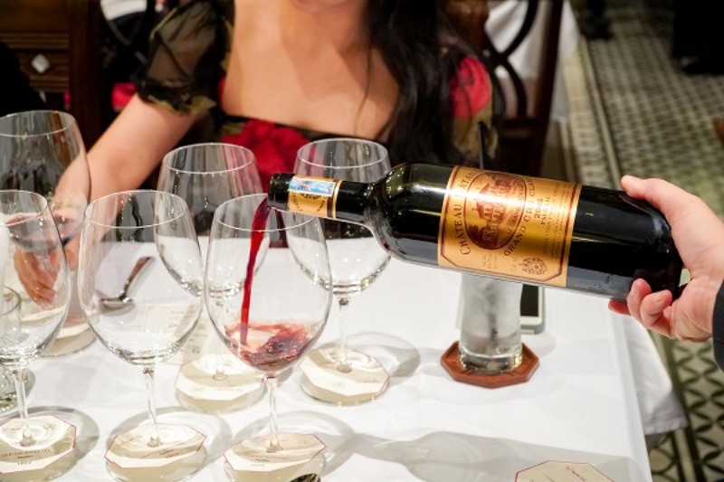 Tránh run tay khi rót rượu vang để hạn chế rượu bắn ra ngoài 