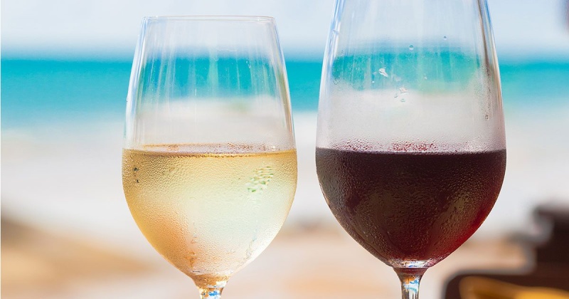 Nhiệt độ phục vụ ảnh hưởng trực tiếp đến trải nghiệm hương vị và cấu trúc của rượu vang