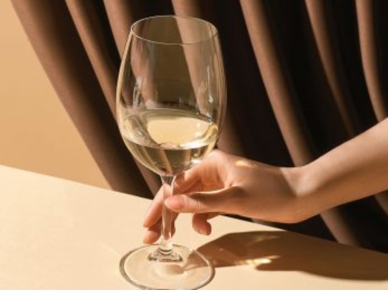 Cầm ly rượu vang đúng chuẩn sẽ giúp bạn thể hiện sự chuyên nghiệp và đẳng cấp