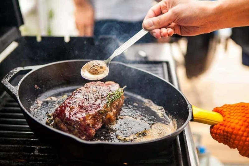 Làm nước sốt rượu vang ngay trên chảo nóng