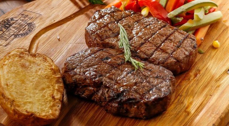 Cách làm bò bít tết sốt rượu vang chỉ với vài bước đơn giản, đảm bảo thành công 