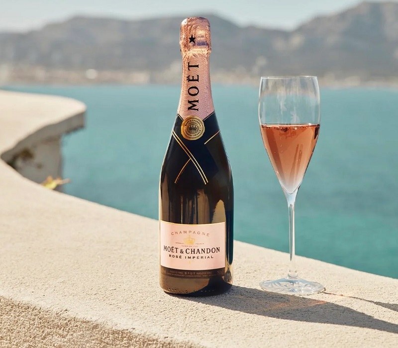 Champagne của Moet & Chandon mang hương vị tươi mát, bọt sủi mịn và phong cách sang trọng