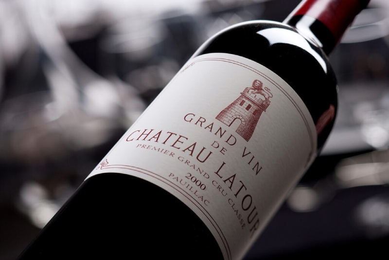 Rượu của Latour nổi bật với phong cách mạnh mẽ, đậm đặc, giàu hương trái cây đen và gia vị