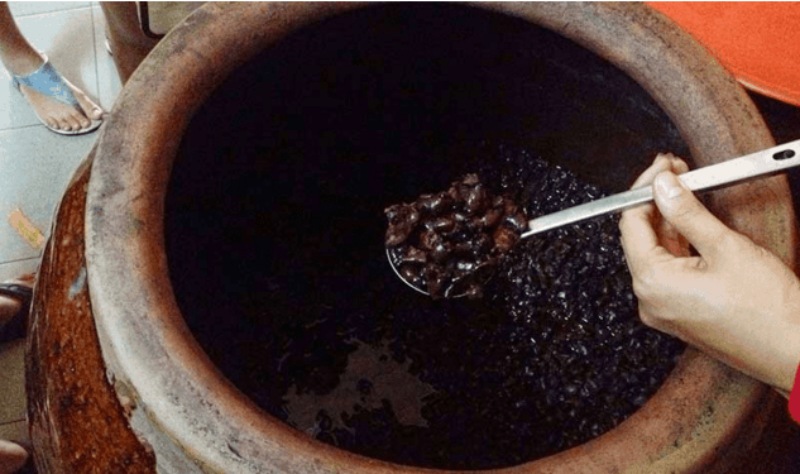 Thêm rượu nền, dùng đũa sạch khuấy nhẹ để si-rô và rượu hòa quyện