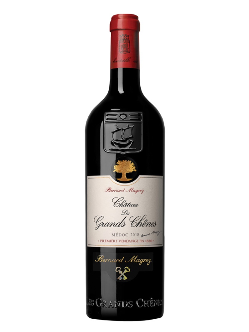 Chai vang này là một bản giao hưởng cổ điển của vùng Bordeaux với hương thơm của trái cây đỏ chín mọng