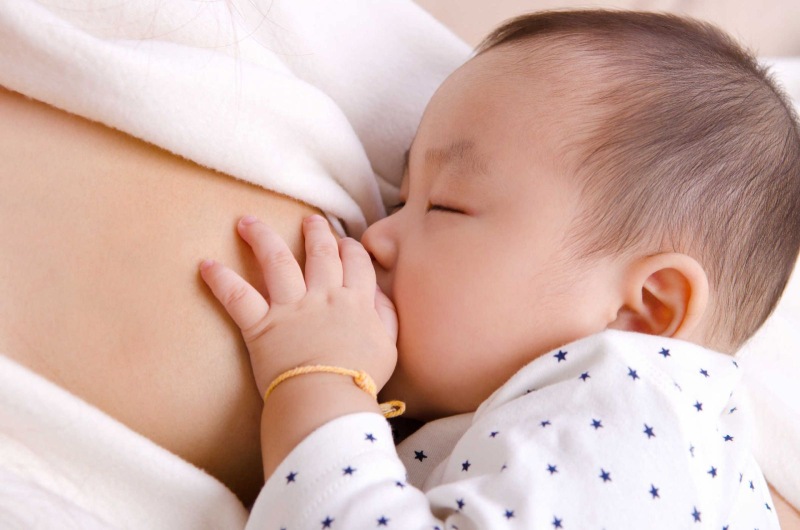 Cho con bú có được uống rượu vang không luôn đi kèm với sự lo lắng về an toàn cho bé