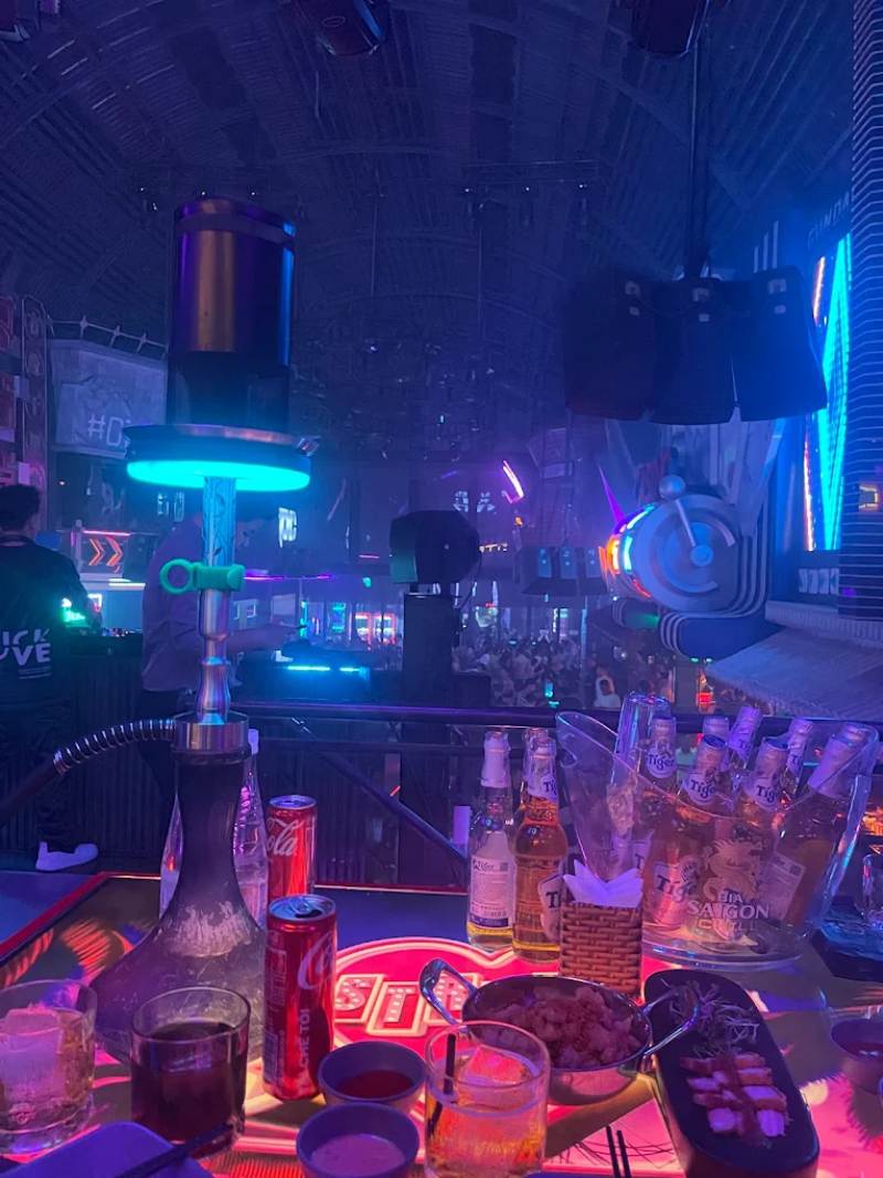 Bar District K mang đến sự kết hợp độc đáo giữa club, lounge và beer club, tạo nên một concept hoàn toàn mới trong làng giải trí Sài Gòn.