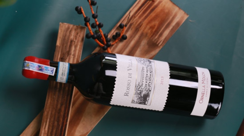 750ml là kích thước vừa vặn với phần lớn kệ rượu, tủ bảo quản rượu vang hiện nay