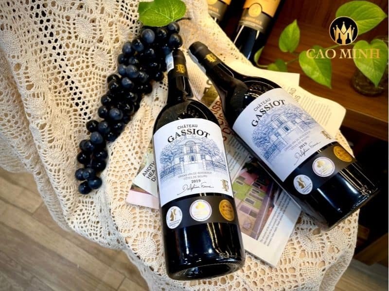 Rượu có cấu trúc tốt, hậu vị kéo dài, thể hiện rõ phong cách vang Bờ Phải của Bordeaux