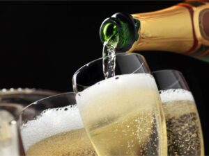 Rượu vang hết hạn có uống được không? Giải đáp từ chuyên gia