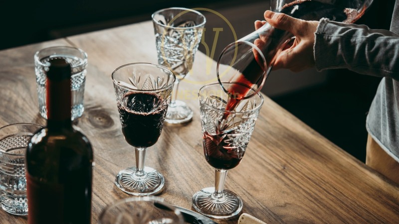 Hãy rót toàn bộ phần rượu còn thừa vào một chai thủy tinh nhỏ hơn và vặn kín nắp