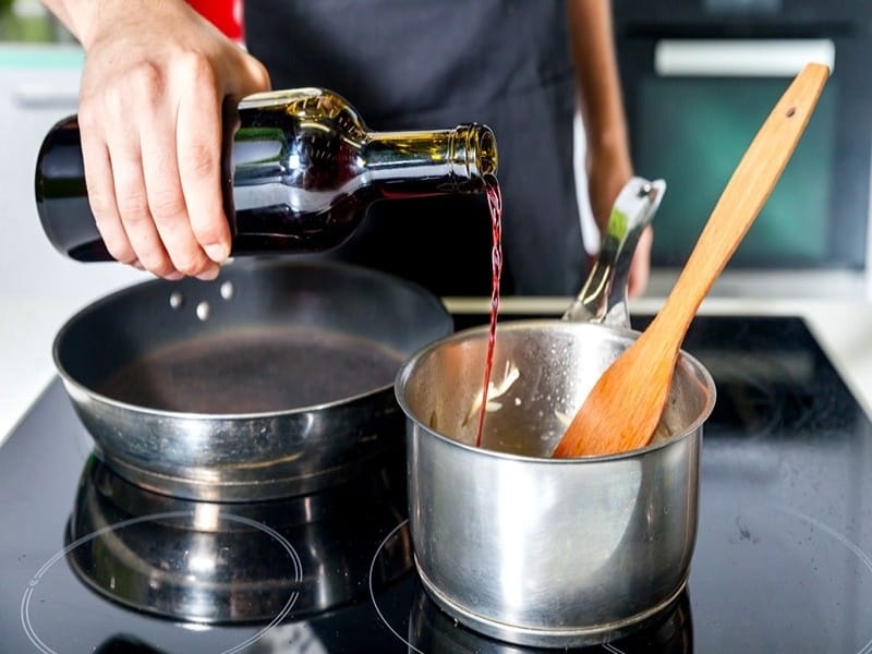 Có thể ứng dụng rượu vang bị chua để nấu ăn
