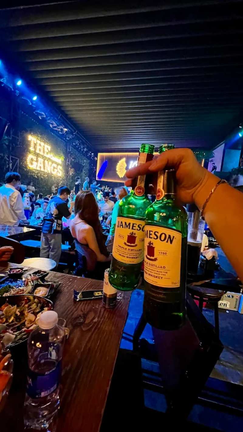 The Central Gangs Saigon nổi bật với không gian giải trí sôi động, âm nhạc mix EDM, Top 40, house, R&B cùng với các buổi biểu diễn trực tiếp và sân khấu nhảy múa. 